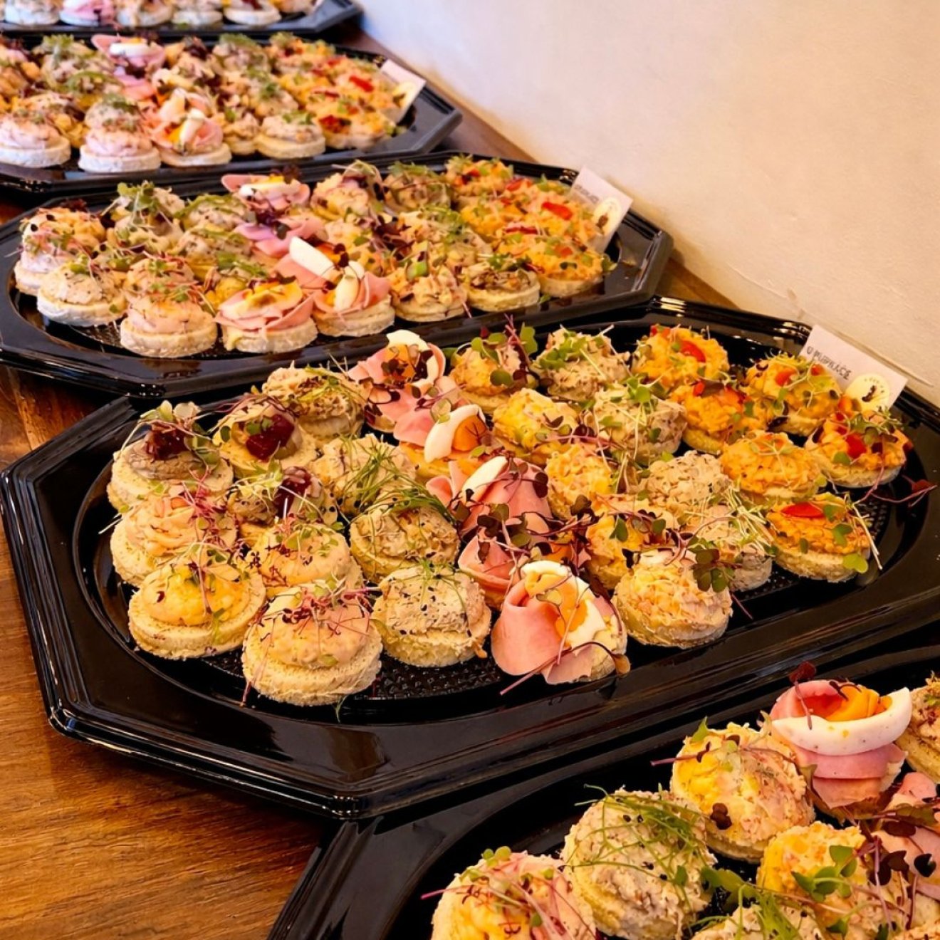 Hvězdný catering: kanapky od Pupkáče na narozeninových oslavách Lucie Bílé a Tomáše Kluse!
